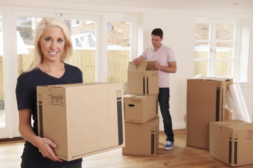 Local South Kensington moving service managing access and loading for a quick move